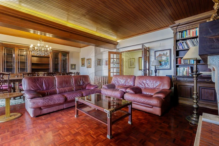 Apartamento T4 para Venda em Alvalade Foto 4