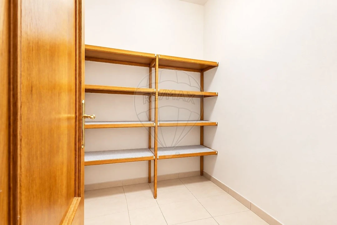 Apartamento T4 para Venda em Carregado e Cadafais Foto 9
