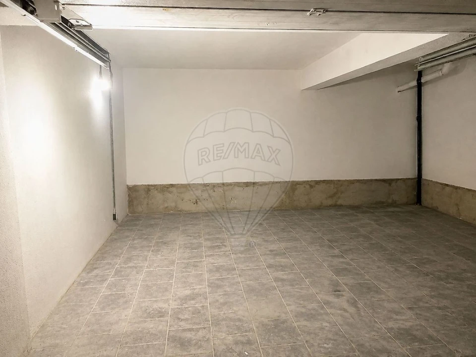 Garagem para Venda em União das Freguesias de Setúbal Foto 1
