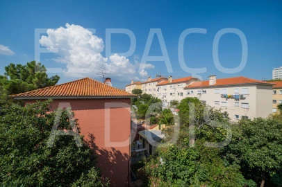 Quarto para Arrendamento em Alvalade