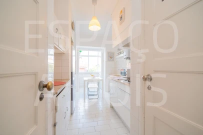 Quarto para Arrendamento em Alvalade