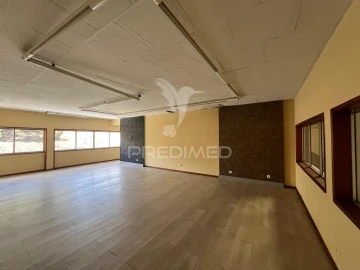 Armazém para Arrendamento em Candoso Santiago e Mascotelos