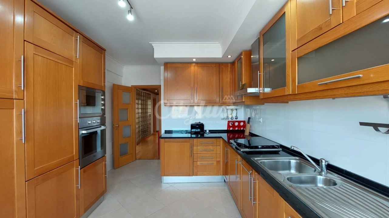 Apartamento T1 para Arrendamento em Campolide Foto 4
