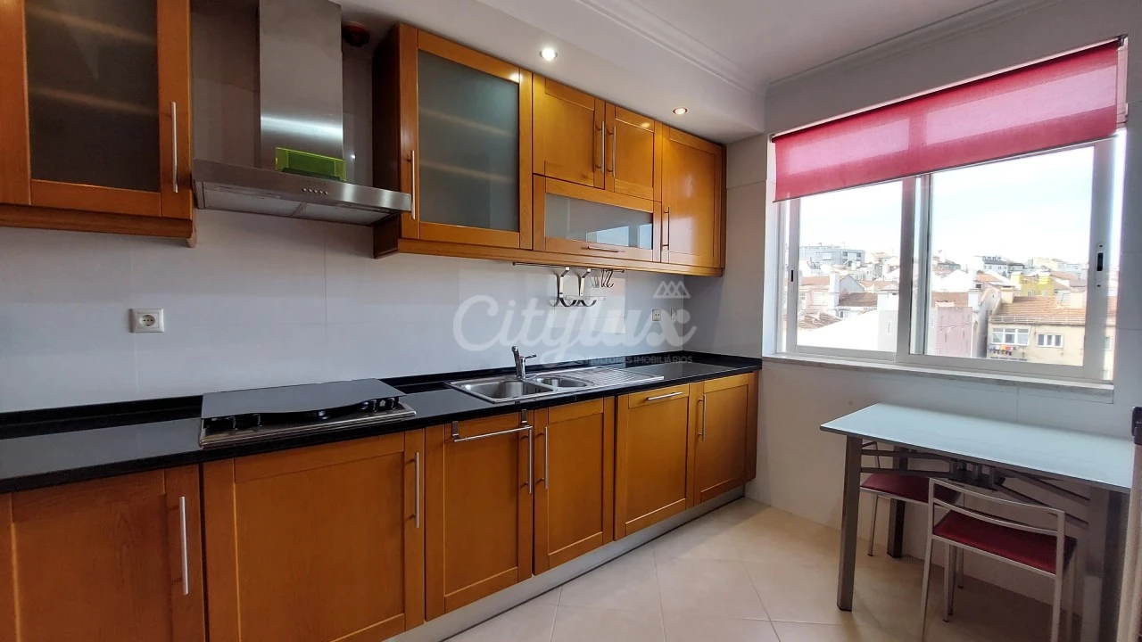 Apartamento T1 para Arrendamento em Campolide Foto 6