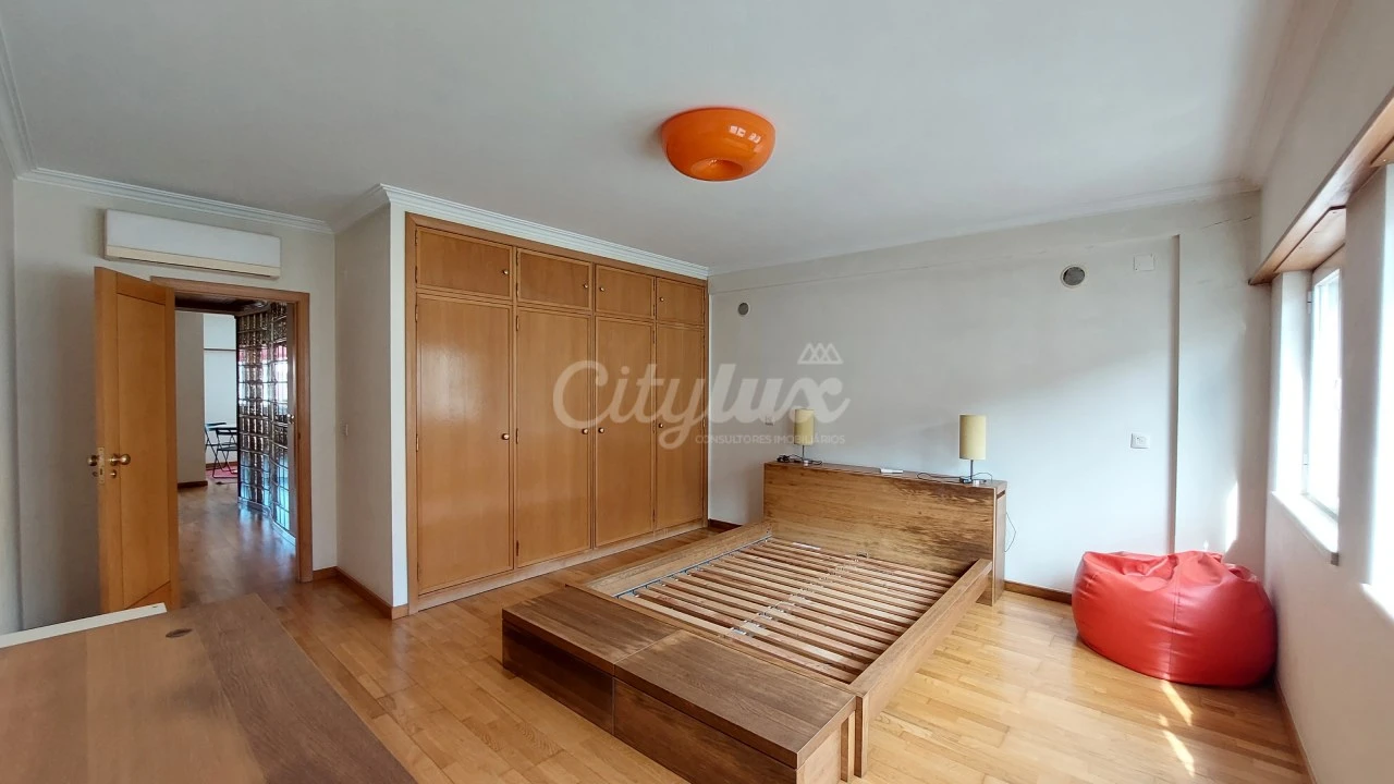 Apartamento T1 para Arrendamento em Campolide Foto 23