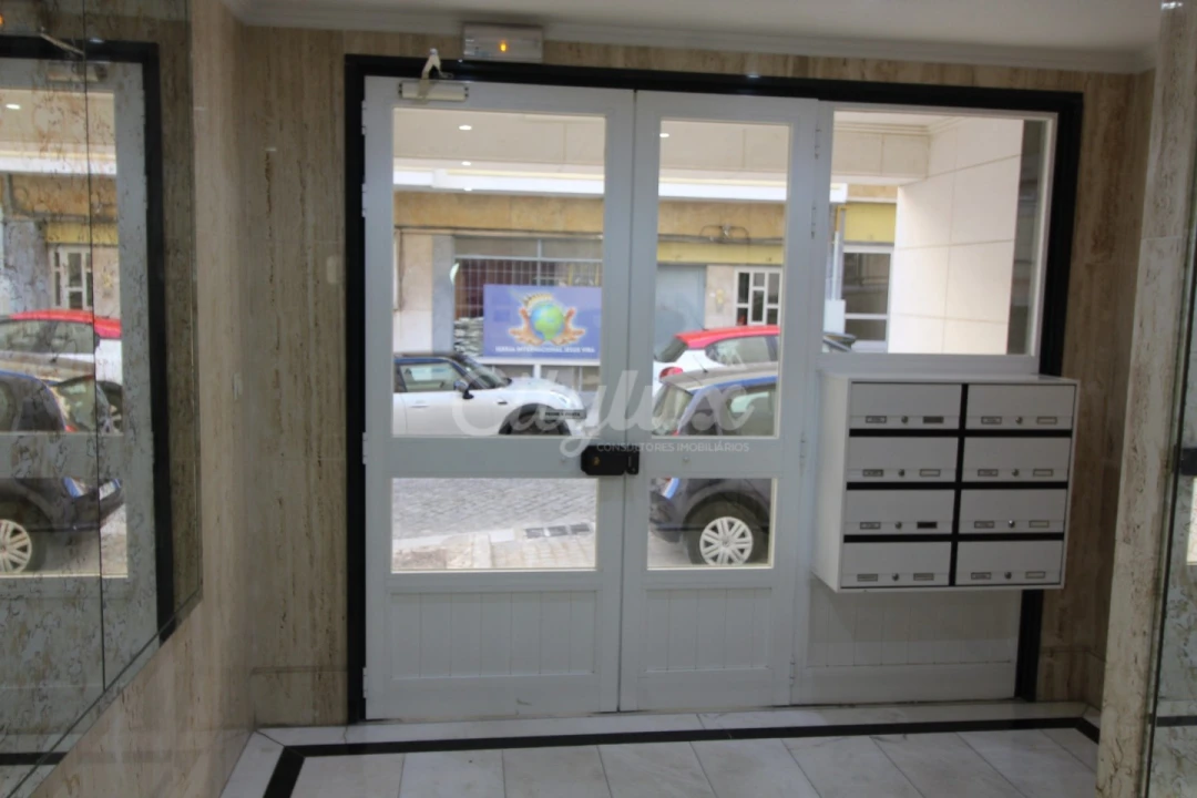 Apartamento T1 para Arrendamento em Campolide Foto 16