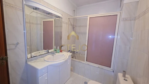 Apartamento T2 para Venda em Santa Iria de Azoia, São João da Talha e Bobadela