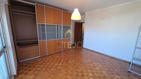 Apartamento T2 para Venda em Santa Iria de Azoia, São João da Talha e Bobadela