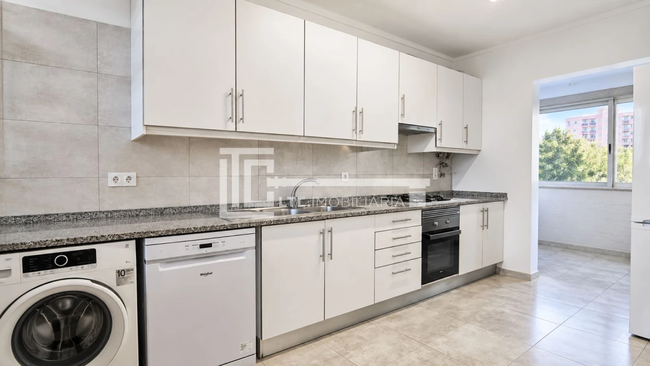 Apartamento T3 para Venda em Alvalade Foto 8