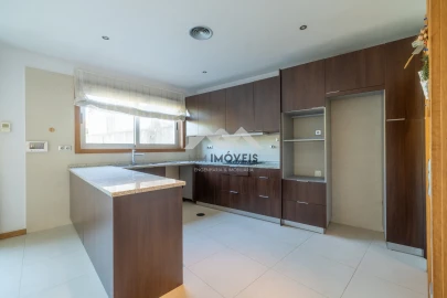 Moradia T4 para Venda em Paranhos