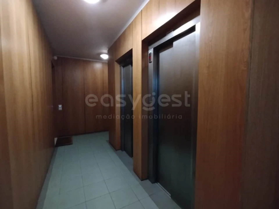 Apartamento T2 para Arrendamento em Sé Nova, Santa Cruz, Almedina e São Bartolomeu Foto 12