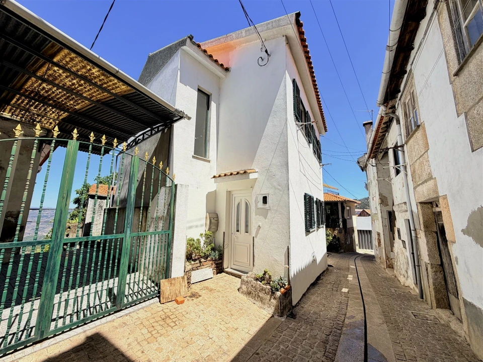 Moradia T3 para Venda em Armamar Foto 1