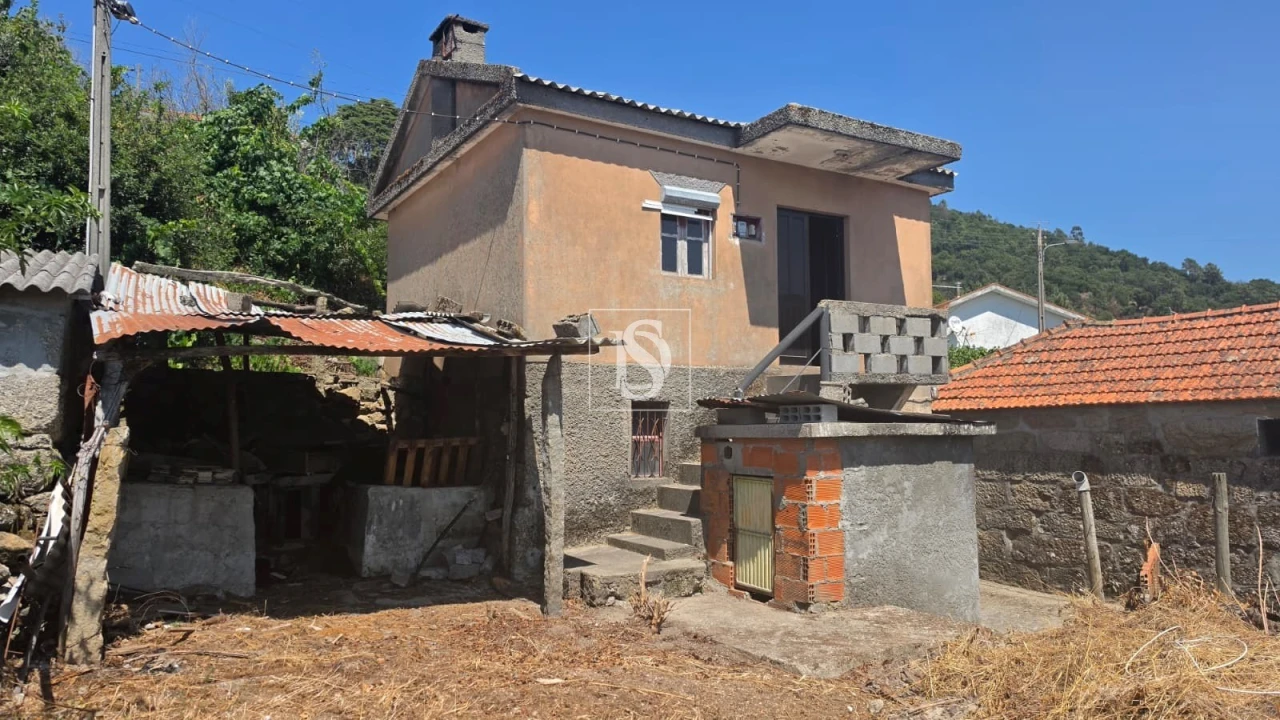 Moradia T2 para Venda em Santa Cruz do Douro e São Tomé de Covelas Foto 1