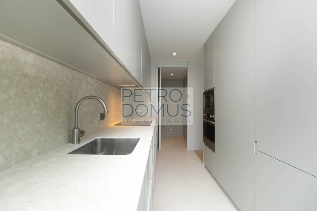 Apartamento T3 para Arrendamento em Avenidas Novas Foto 7