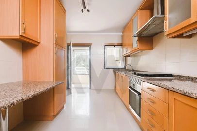 Apartamento T4 para Arrendamento em São Domingos de Rana