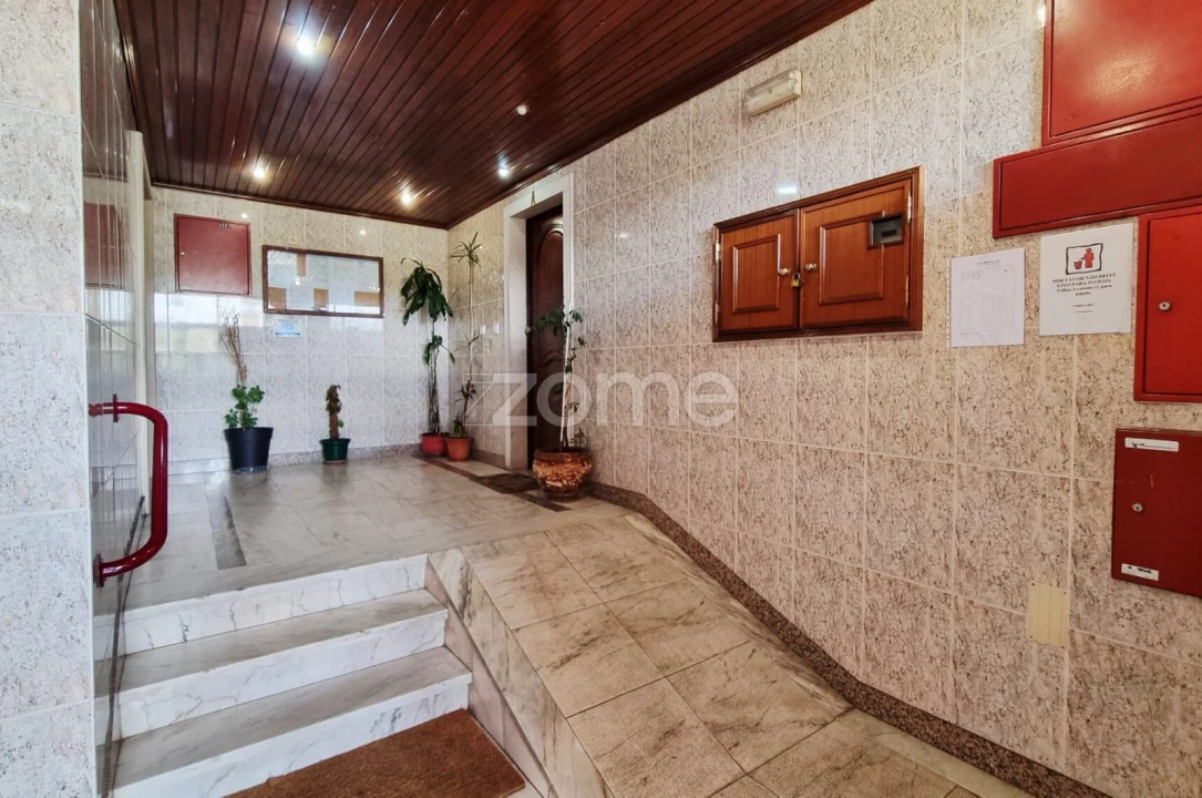 Apartamento T2 para Venda em Algueirão-Mem Martins Foto 2