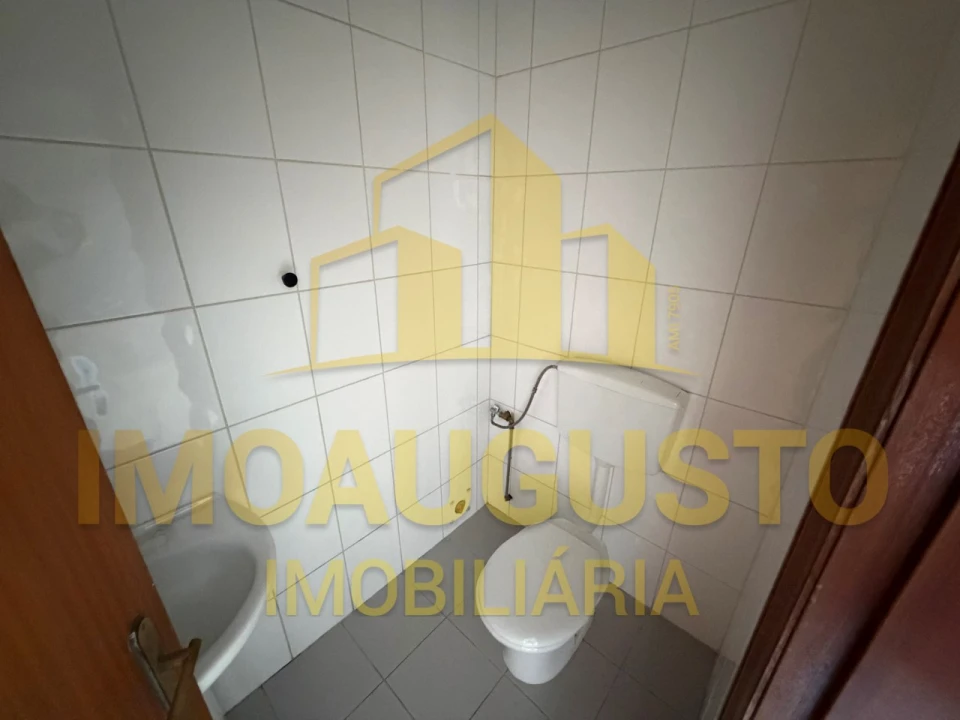 Loja para Arrendamento em Guarda Foto 3