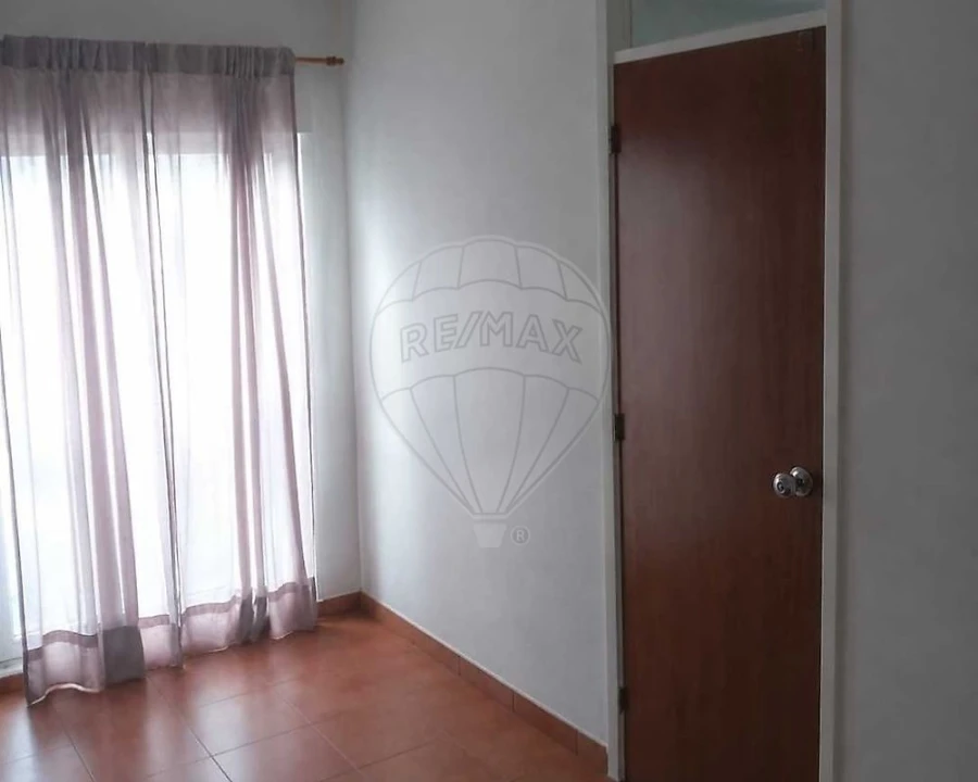 Apartamento T1 para Venda em Queluz e Belas Foto 3