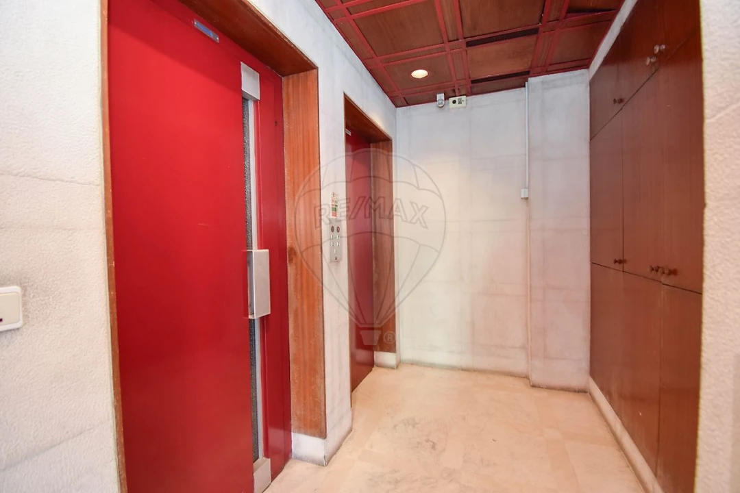 Garagem para Arrendamento em Benfica Foto 2