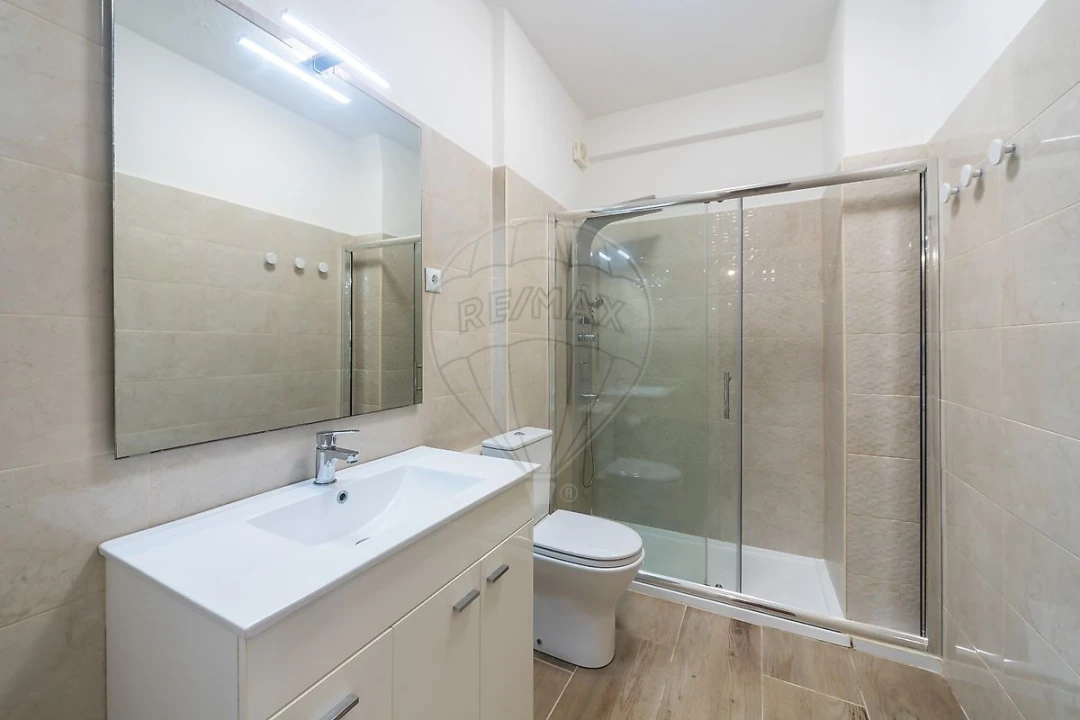 Apartamento T1 para Venda em Agualva e Mira-Sintra Foto 6