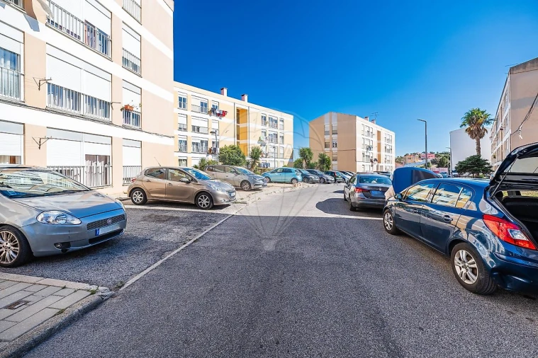 Apartamento T2 para Venda em Rio de Mouro Foto 2