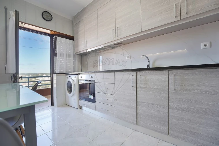Apartamento T2 para Arrendamento em Tavarede Foto 3