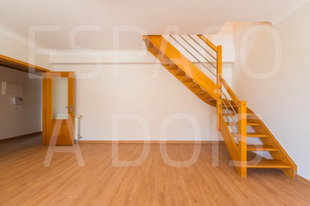 Apartamento T3 para Arrendamento em Carcavelos e Parede Foto 13