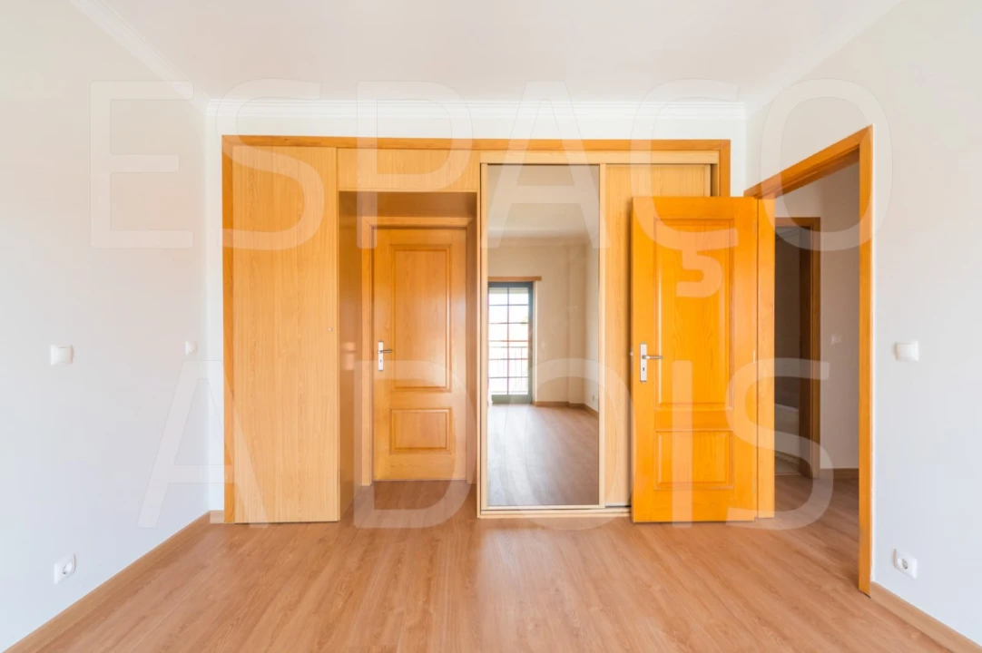 Apartamento T3 para Arrendamento em Carcavelos e Parede Foto 47