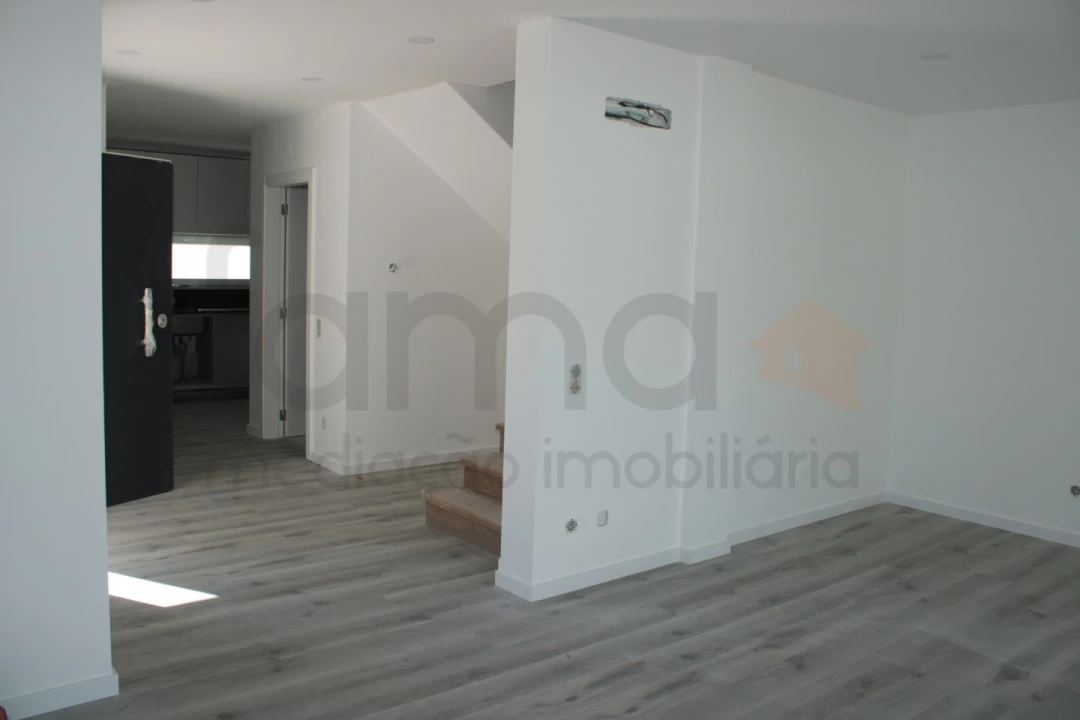 Moradia T3 para Venda em São Domingos de Rana Foto 4