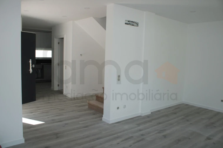 Moradia T3 para Venda em São Domingos de Rana Foto 4