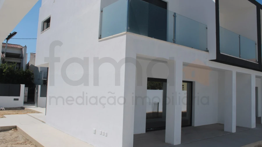 Moradia T3 para Venda em São Domingos de Rana