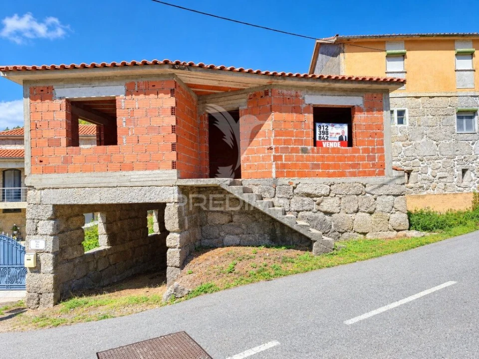 Moradia T3 para Venda em Rossas Foto 1