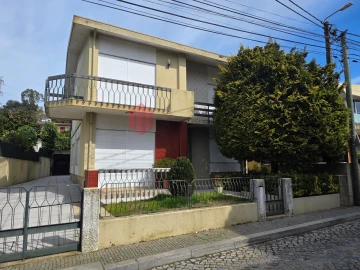 Moradia T6 para Venda em Nogueira e Silva Escura