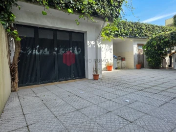 Moradia T6 para Venda em Nogueira e Silva Escura