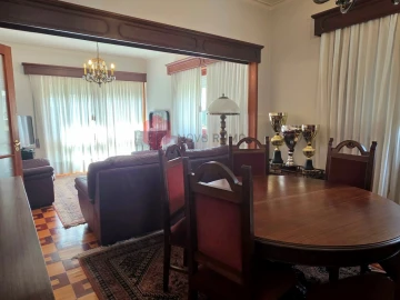 Moradia T6 para Venda em Nogueira e Silva Escura