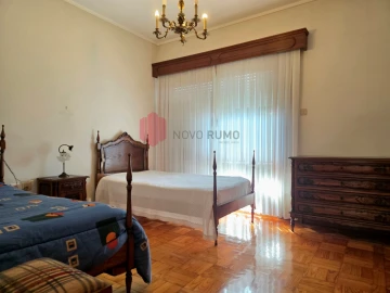 Moradia T6 para Venda em Nogueira e Silva Escura