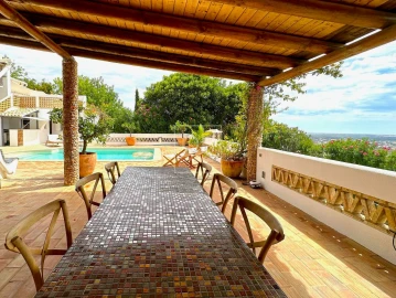 Moradia T4 para Venda em Santa Barbara de Nexe