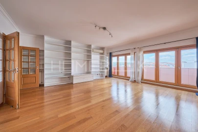 Apartamento T3 para Arrendamento em São Domingos de Benfica