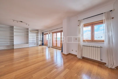 Apartamento T3 para Arrendamento em São Domingos de Benfica