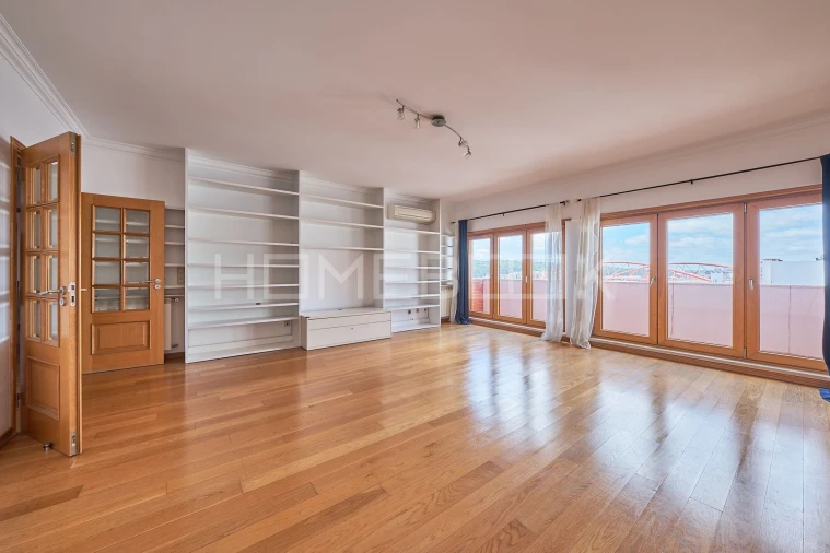 Apartamento T3 para Arrendamento em São Domingos de Benfica Foto 9