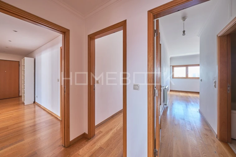 Apartamento T3 para Arrendamento em São Domingos de Benfica Foto 8