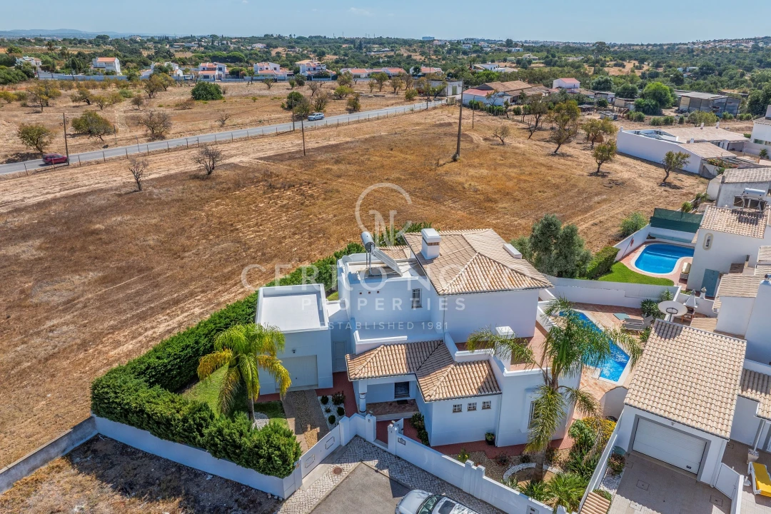 Moradia T4 para Venda em Guia Foto 30