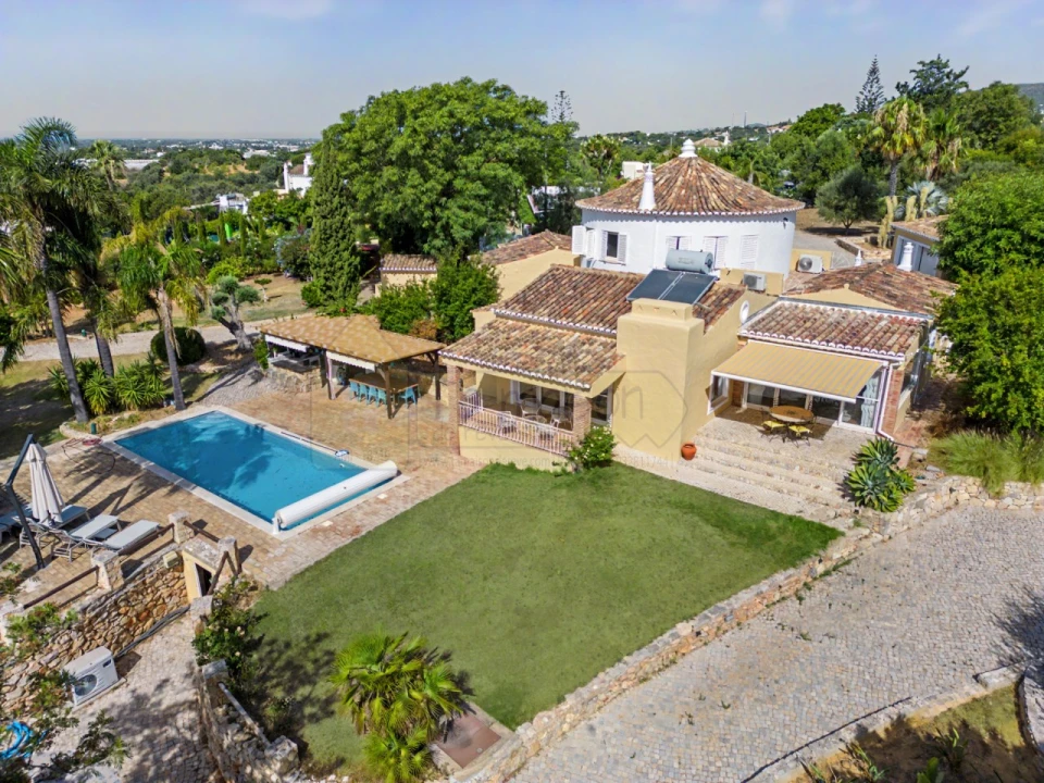 Moradia T4 para Venda em Santa Barbara de Nexe Foto 2