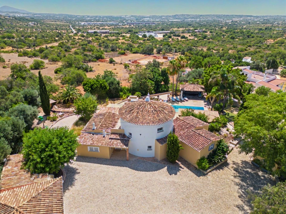 Moradia T4 para Venda em Santa Barbara de Nexe Foto 33