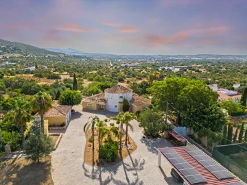 Moradia T4 para Venda em Santa Barbara de Nexe