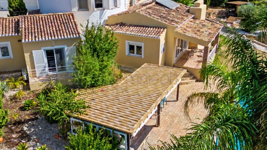 Moradia T4 para Venda em Santa Barbara de Nexe