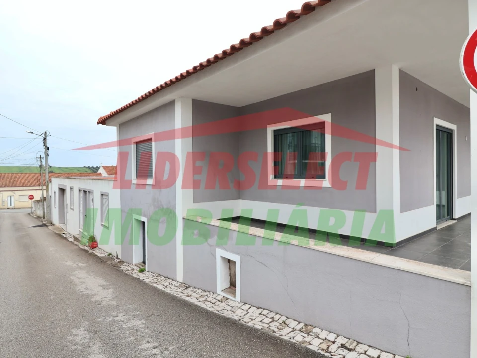 Moradia T3 para Venda em São Pedro da Cadeira Foto 1