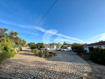 Moradia T5 para Venda em Santa Barbara de Nexe