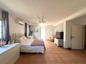 Moradia T5 para Venda em Santa Barbara de Nexe
