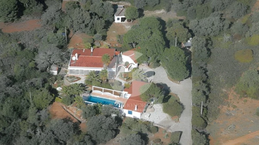 Moradia T5 para Venda em Santa Barbara de Nexe